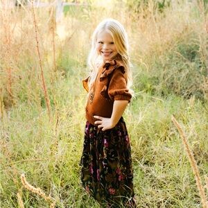 Like New! Mia Joy Joyfolie Floral Skirt and Sweater Top size 6